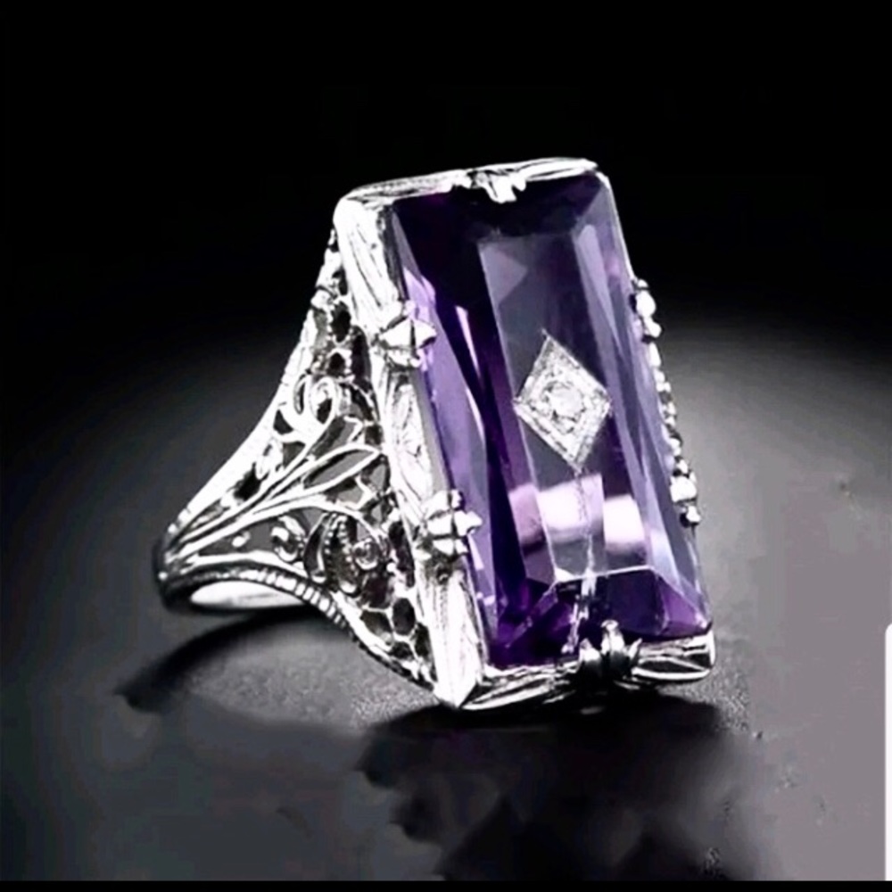 Gorgeous Vintage 925 sterling Amethyst Ring.
